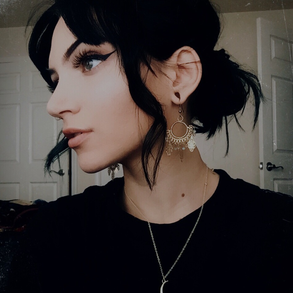 Meet your Posher: Paige✨🗡
